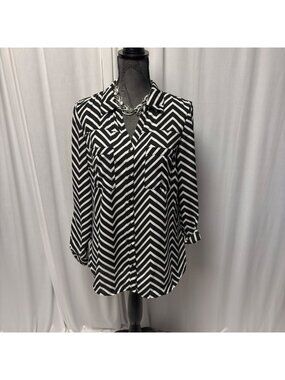 Relativity Button Down Shirt Womens Medium Black White Chevron Long Sleeve NEW